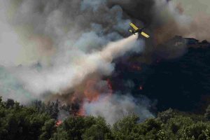 Βελτιωμένη η εικόνα της πυρκαγιάς στο Άνω Σούλι Μαραθώνα – Συνεχίζουν να επιχειρούν πυροσβεστικές δυνάμεις