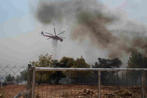 Πυρκαγιά στο Κορωπί Αττικής – Επιχειρούν εναέρια μέσα