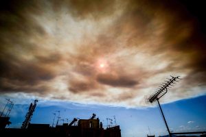 Φωτιά στο Βαρνάβα: Σκοτείνιασε ο ουρανός στο κέντρο της Αθήνας – Δείτε τις απόκοσμες εικόνες