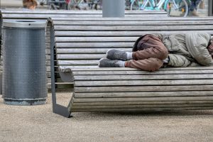 Έδιωξαν τον «άνθρωπο τυφλοπόντικα» από το υπόγειο σπίτι του και εκείνος λέει “ο Ιησούς είναι μαζί μου”(vid)