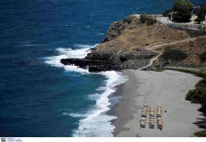 Ικαρία: Οι διακινητές αποβιβάζουν μετανάστες με ταχύπλοο σε παραλία γεμάτη λουόμενους vid