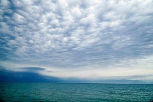 Το διαδίκτυο παραληρεί με το «τέλος του κόσμου» πάνω από παραλία(vid)