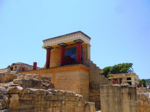 ΥΠΠΟ: Ολοκληρώθηκε η απομάκρυνση των θραυσμάτων του αντιγράφου της τοιχογραφίας των Δελφινιών στην Κνωσσό
