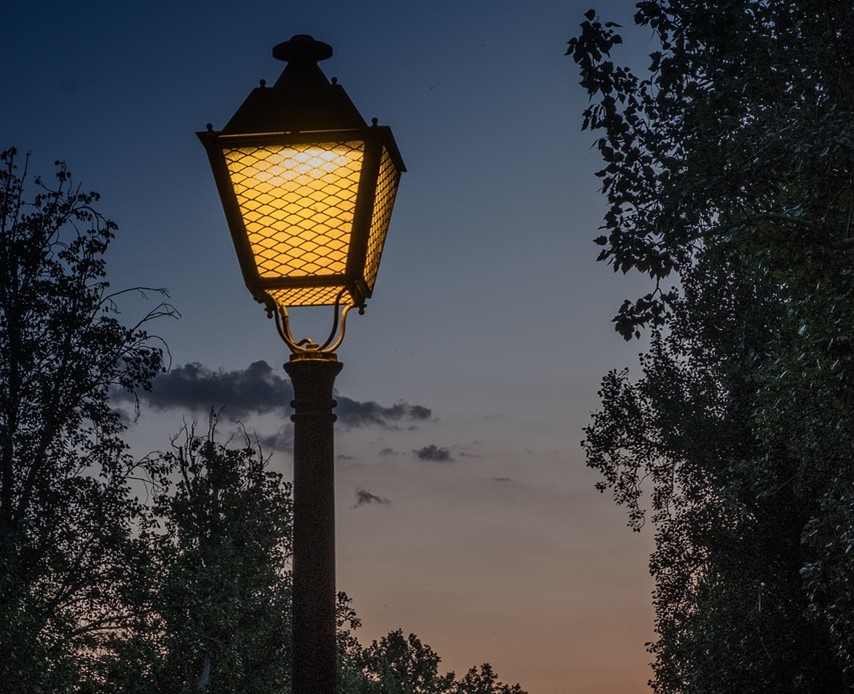 Έτσι ανάβεις λάμπα του δρόμου: Δεν θέλει κόπο…θέλει τρόπο! ΒΙΝΤΕΟ