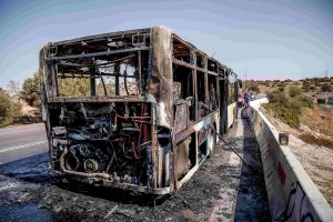 Συναγερμός στην Πυροσβεστική: Αστικό λεωφορείο εν κινήσει τυλίχθηκε στις φλόγες στον Βόλο, vid