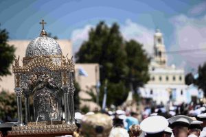 Τήνος: Χιλιάδες πιστοί στην λιτάνευση της εικόνας της Μεγαλόχαρης vid