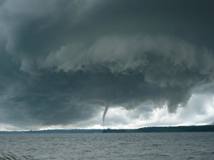 Ο τυφώνας Κατζίκι πλησιάζει απειλητικά το Βιετνάμ – Πάνω από 325.000 κάτοικοι απομακρύνθηκαν