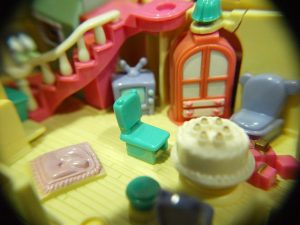 Το σπίτι της Polly Pocket στο Airbnb προσφέρει διανυκτέρευση και μας γυρίζει πίσω στην εποχή των 90’ς(vid)