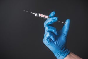 Μιλάνε για πρωτοποριακό εμβόλιο: Η Βρετανία λανσάρει 5λεπτη «σούπερ ένεση» που μπορεί να καταπολεμήσει 15 διαφορετικούς τύπους καρκίνου