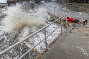Τραγικό ΒΙΝΤΕΟ: Η στιγμή που ορμητικά νερά παρασέρνουν άνδρα