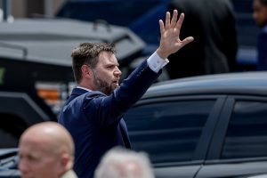 Ο Βανς μετέφερε το φέρετρο του δολοφονηθέντος Κερκ της δεξιάς, video
