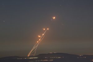 “Όλοι φύγετε τώρα”: Ανταποκριτής του Fox News βλέπει τους πυραύλους να πέφτουν στο Τελ Αβίβ(vid)