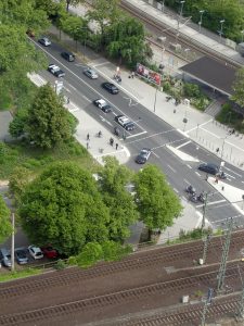 Σαν ταινία δράσης! Το έσκασε με χειροπέδες από δικαστήριο και τον καταδίωκαν δικηγόροι και ένορκοι – Βίντεο