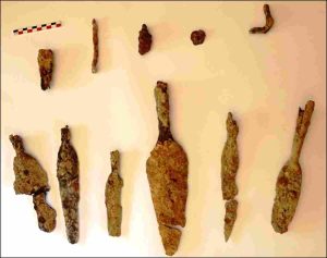 Αρχαιοκάπηλοι έκρυβαν θησαυρούς στα σπίτια τους – Βρέθηκαν αντικείμενα από αρχαίες ταφές και 142 νομίσματα