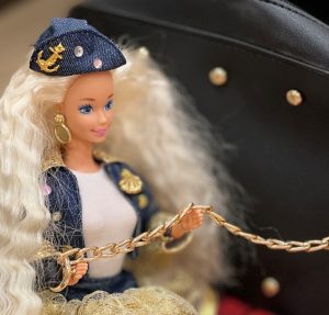 Στη Γλασκώβη εγκαινιάστηκε έκθεση για την εξέλιξη πασίγνωστης παιδικής κούκλας από το 1959 έως σήμερα
