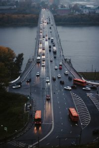 Οδηγός μπαίνει στη ΛΕΑ και για κακή του τύχη πέφτει…πάνω σε περιπολικό! ΒΙΝΤΕΟ