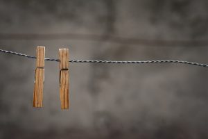 Τί είναι το κόλπο με το μανταλάκι στο αυτοκίνητο που κάνει τον γύρο του κόσμου – BINTEO