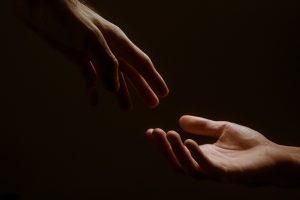 Viral ο ήρωας του μετρό που έδωσε στον τυφλό το παπούτσι του όταν το δικό του έπεσε στο κενό – ΦΩΤΟ