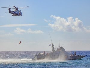 Κινηματογραφική διάσωση ανθρώπου και του σκύλου του από ιστιοφόρο – Βίντεο