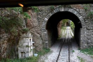 Διακοπτό – Καλάβρυτα: Διακοπή στα δρομολόγια του Οδοντωτού – Έπεσε βράχος
