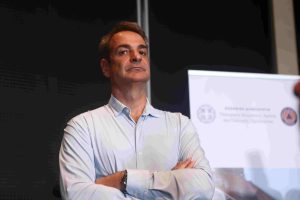 Ο Κ. Μητσοτάκης συνάντησε τον εύζωνα που δάκρυσε στην τελευταία του υπηρεσία