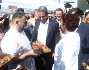 Η λιχουδιά που πρόσφεραν οι Θεσσαλονικείς στον Μητσοτάκη και ζήτησε να πάρει και μέσα στη ΔΕΘ!(vid)