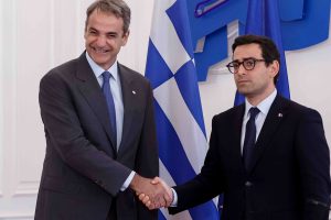 Συνάντηση Μητσοτάκη με τον υπουργό Εξωτερικών της Γαλλίας Στεφάν Σεζουρνέ