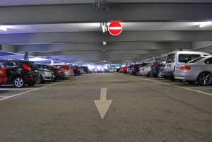 Βίντεο δείχνει αυτοκίνητο να κρέμεται από τον τρίτο όροφο γκαράζ στη Φλόριντα! Πώς κατέληξε εκεί