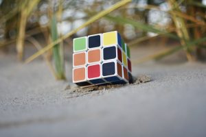 Έφηβος κατασκεύασε ρομπότ Lego που λύνει τον κύβο του Ρούμπικ – Βίντεο