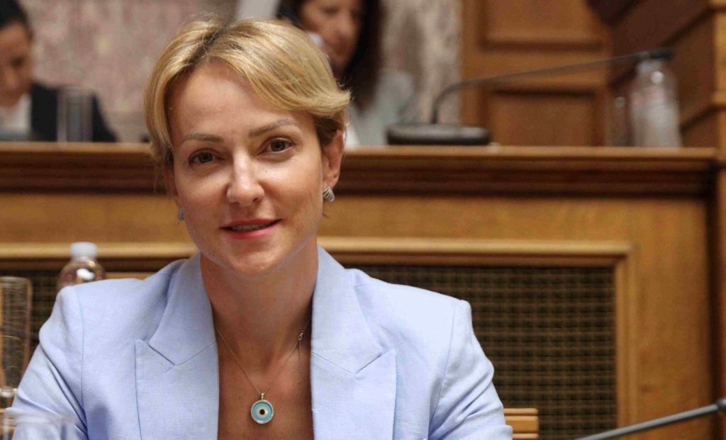 Σδούκου: Αν, όπως λέει η αντιπολίτευση, η χώρα “πάει κατά διαόλου”, γιατί συνεχίζουν να έρχονται επενδυτές;