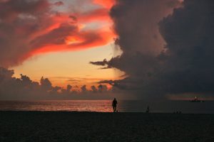 Tα ανεξήγητα κόκκινα νέφη πάνω από τον Ατλαντικό που τράβηξε πιλότος – ΒΙΝΤΕΟ