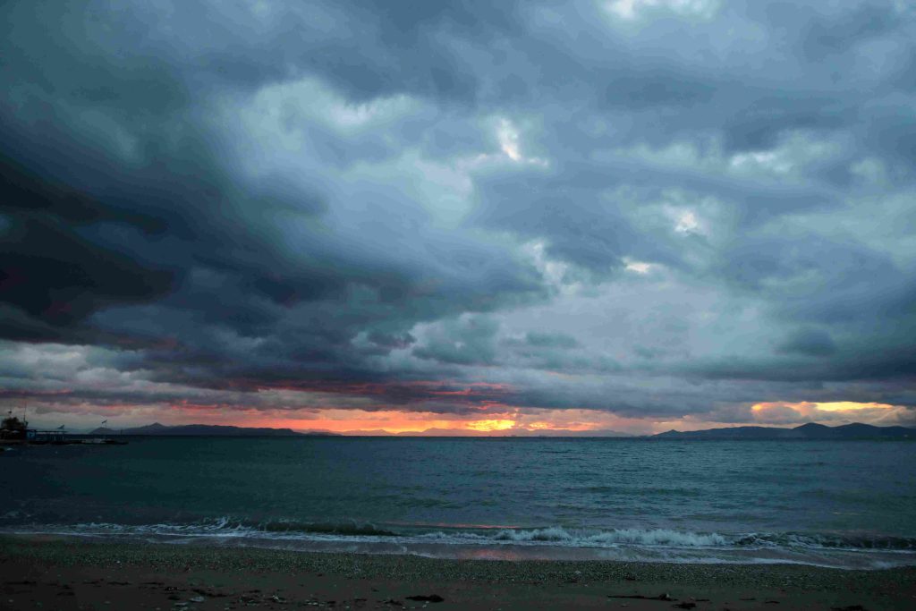 “Μαλακώνει” ο καιρός από σήμερα: Συννεφιά, τοπικές βροχές και άνοδος της θερμοκρασίας σε όλη τη χώρα