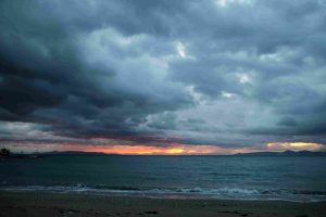 “Μαλακώνει” ο καιρός από σήμερα: Συννεφιά, τοπικές βροχές και άνοδος της θερμοκρασίας σε όλη τη χώρα