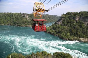 Αυτοκίνητα διασχίζουν γκρεμό κρεμασμένα από καλώδια! Απίστευτο θέαμα(vid)