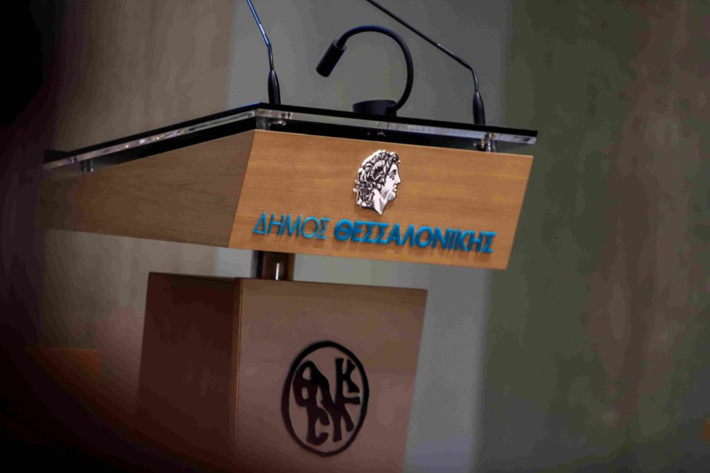 Θεσσαλονίκη: «Ξηλώθηκαν» παράνομες αφίσες και επιβάλλονται πρόστιμα από τον Δήμο