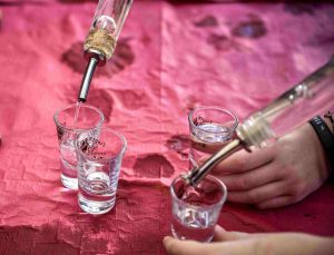 Απίστευτο περιστατικό στο Βόλο: 25χρονος, μετά τα τσίπουρα, έκλεψε μηχανάκι και πήγε για μπάνιο