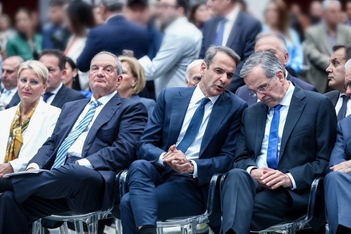 Τα βλέμματα καρφωμένα στη σημερινή «συνάντηση» Μητσοτάκη, Καραμανλή και Σαμαρά