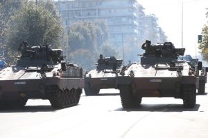 Πλάνα από την παρέλαση της Θεσσαλονίκης – Το συγκινητικό μήνυμα του πιλότου του ΖΕΥΣ, vid