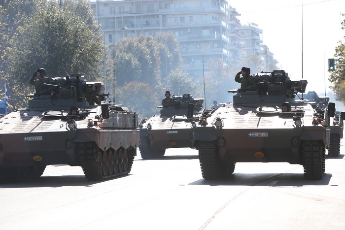 28η Οκτωβρίου: Άρματα μάχης και στρατιωτικά οχήματα στο κέντρο της Θεσσαλονίκης, vid
