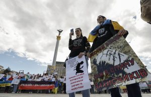 Οργισμένες Ουκρανές σπεύδουν να σώσουν άνδρες από την επιστράτευση! video