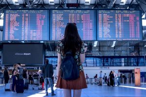 Απίστευτο: Γυναίκα γέννησε κοντά στο γκισέ εισιτηρίων στο αεροδρόμιο της Φλόριντα – Βίντεο