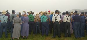 Δεν έχετε ξαναδεί κάτι τέτοιο: 300 άντρες Amish μετακινούν με γυμνά χέρια ολόκληρο αχυρώνα!(vid)