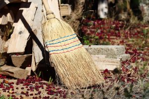 Πρωθυπουργός χώρας πήρε τη σκούπα και καθάρισε αυλή μαζί με μαθητές – Βίντεο