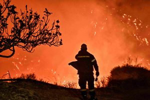 Μεγάλη φωτιά στην Αττική: Ήχησε το 112 για εκκένωση Π. Φώκαιας και Αναβύσσου – 110 πυροσβέστες στη “μάχη”