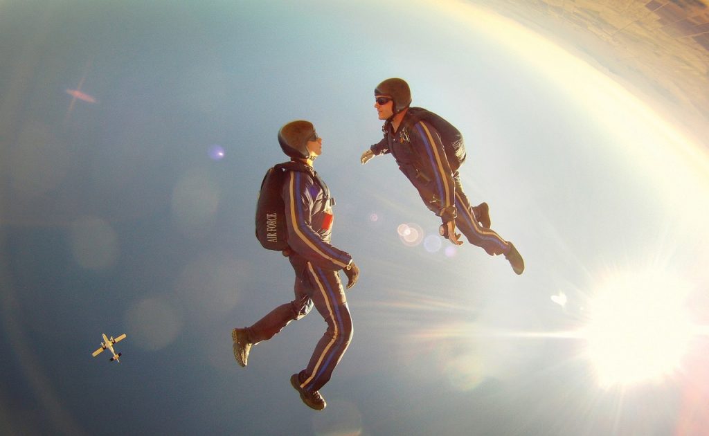 Απόκοσμo skydiving δίπλα σε ένα βιβλικό μέτωπο καταιγίδας κόβει την ανάσα (Vid)