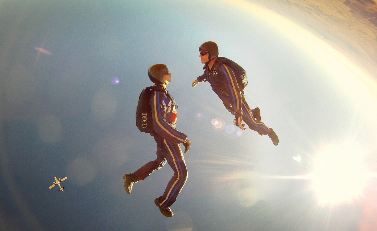 Απόκοσμo skydiving δίπλα σε ένα βιβλικό μέτωπο καταιγίδας κόβει την ανάσα (Vid)