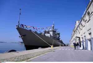 Η φρεγάτα “Νικηφόρος Φωκάς” στο λιμάνι της Θεσσαλονίκης – Ποιες ώρες μπορείτε να την επισκεφθείτε