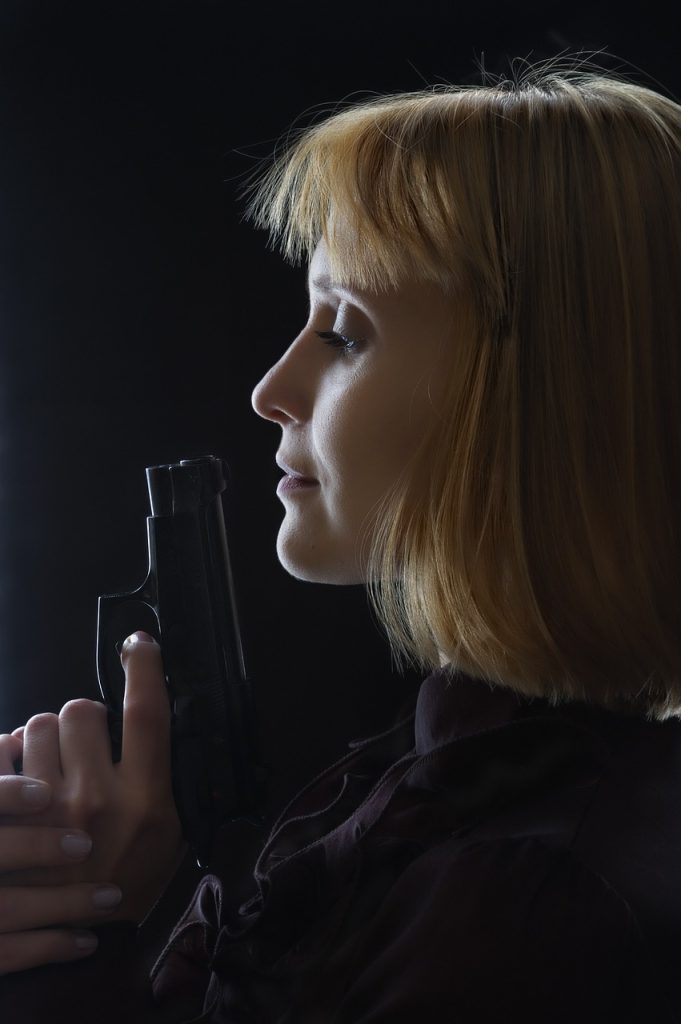 «Μεθυσμένη» Ρωσίδα πυροβόλησε τα παράθυρα των γειτόνων ή είναι κάτι άλλο; Το viral βίντεο