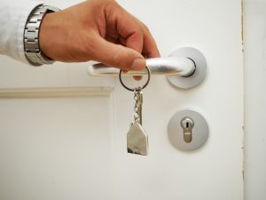 Θεσσαλονίκη: Έκλεβαν αποθήκη διαμερισμάτων βραχυχρόνιας μίσθωσης – Τραυμάτισαν 42χρονο με μαχαίρι