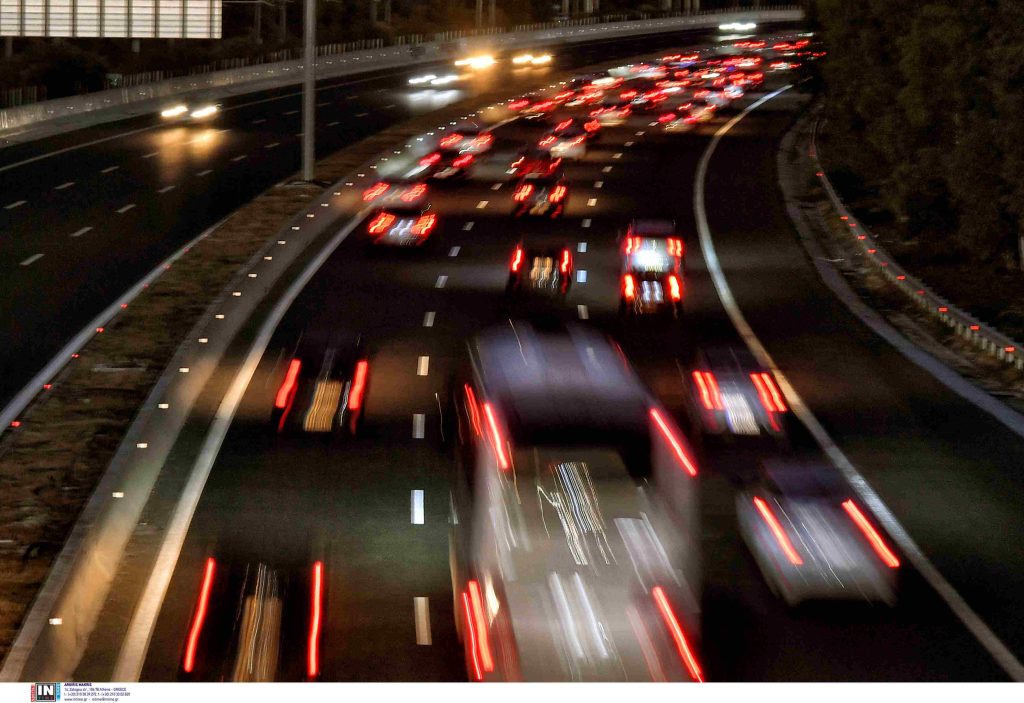 Ομαλοποιείται η κίνηση στην Αθηνών-Κορίνθου – Πάνω από 84.000 οχήματα έφυγαν από την Αττική σήμερα